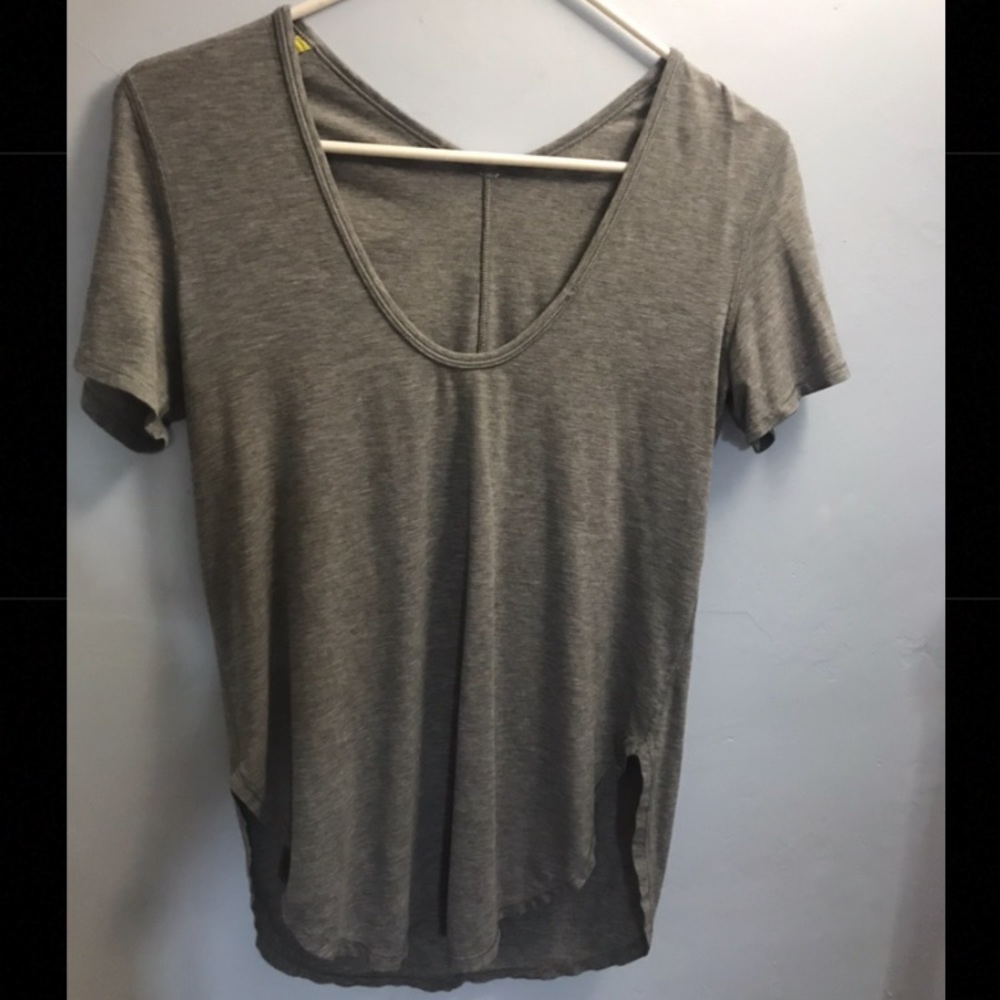 LULULEMON TEE